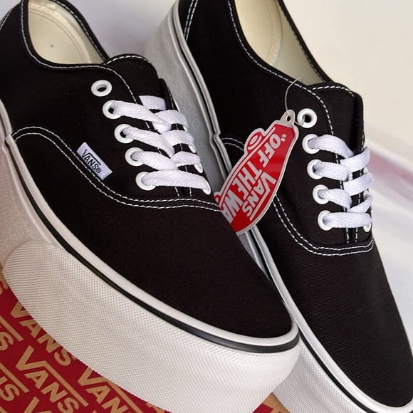 Vans Men’s Authentic Stacked
Canvas Black/True White
VN0A5KXXBMX
Platforms - Picture 7 of 16